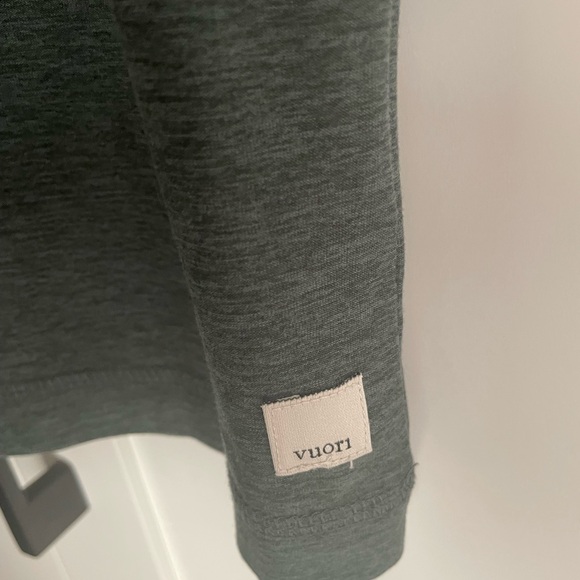 NEW ☀️ Vuori Dark Green V-Neck Short Sleeve Tee - Size Large - Picture 4 of 5